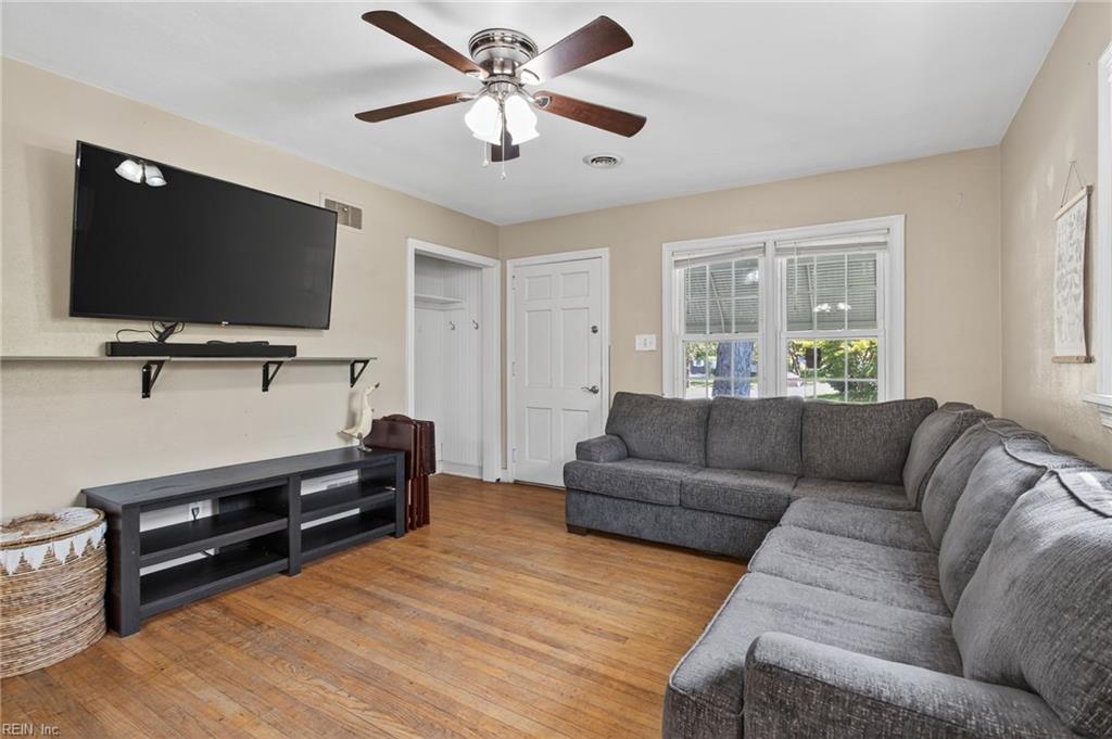 1370 Boxwood CIR