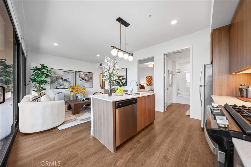 709 E Walnut Street 415