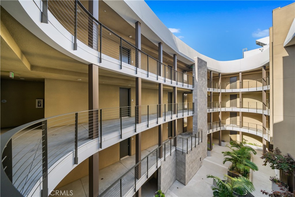 709 E Walnut Street 415