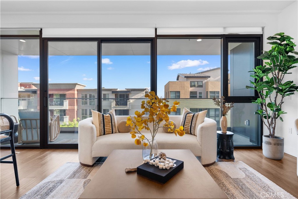 709 E Walnut Street 415