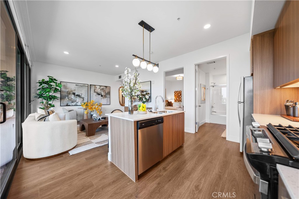 709 E Walnut Street 415