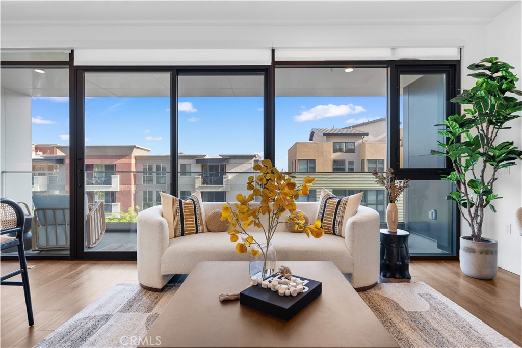 709 E Walnut Street 415