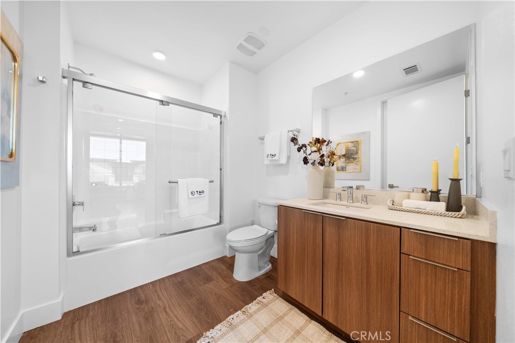 709 E Walnut Street 415