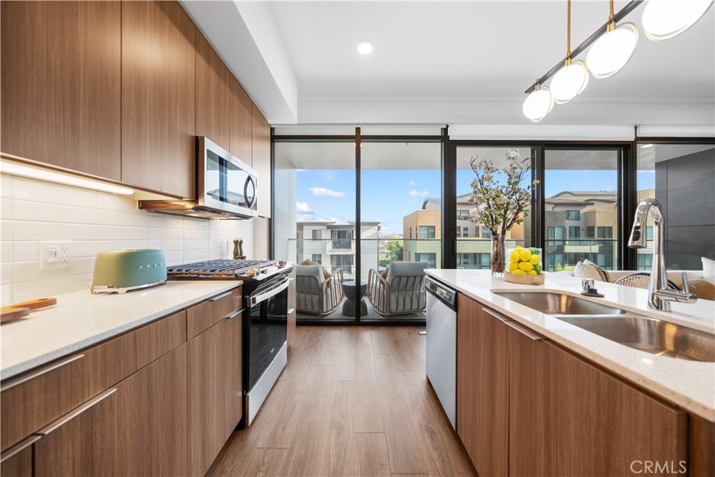 709 E Walnut Street 415