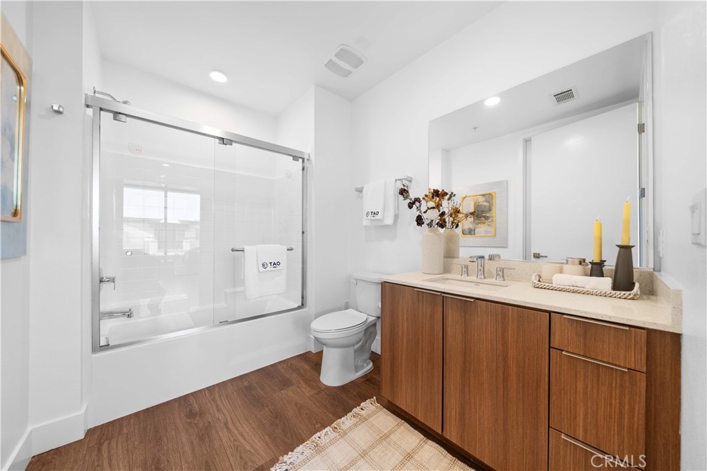 709 E Walnut Street 415