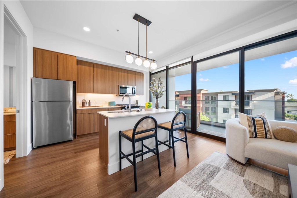 709 E Walnut Street 415