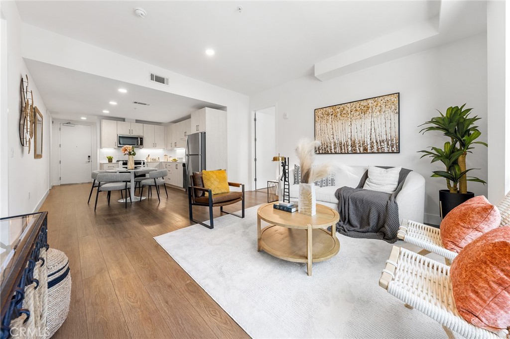 709 E Walnut Street 214