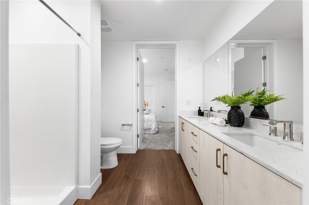 709 E Walnut Street 214