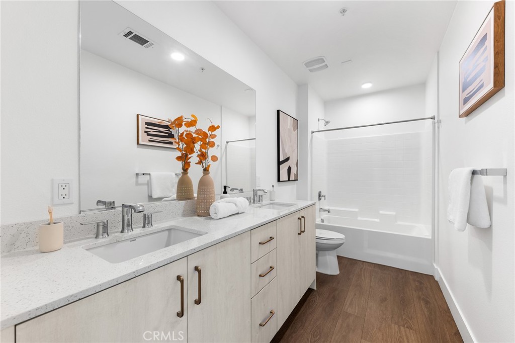 709 E Walnut Street 214