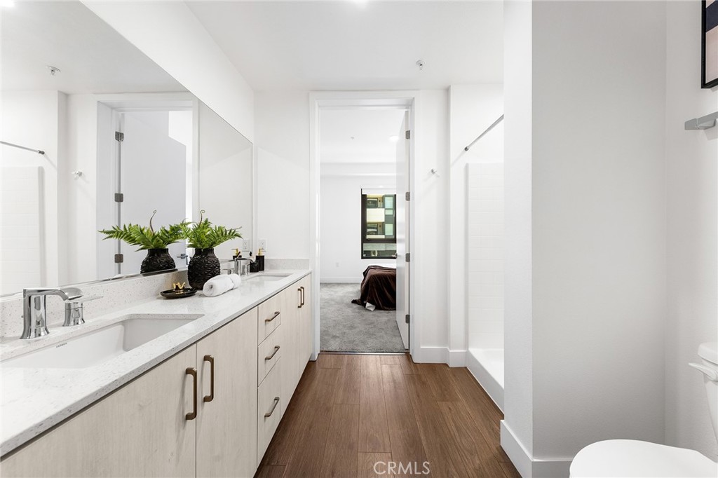 709 E Walnut Street 214