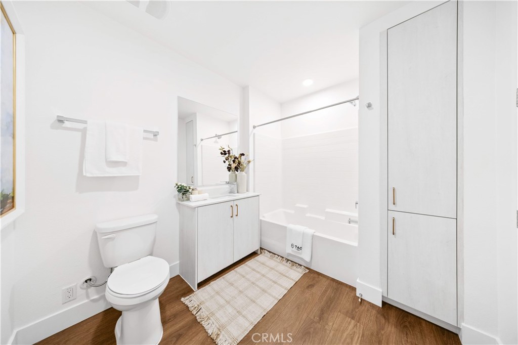 709 E Walnut Street 222