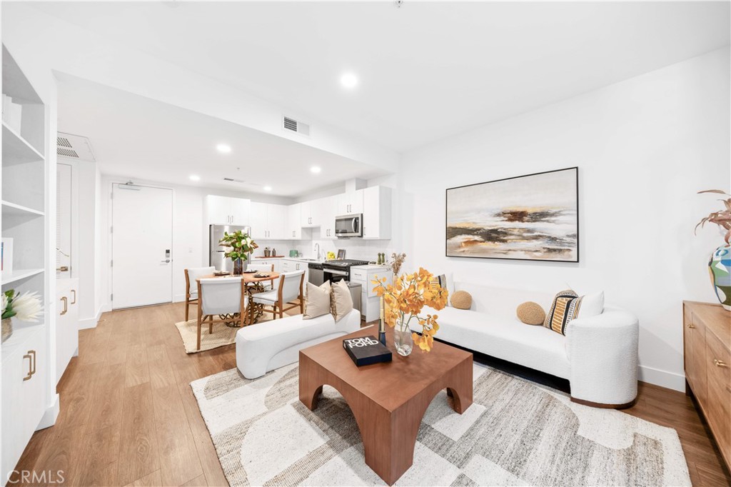 709 E Walnut Street 222