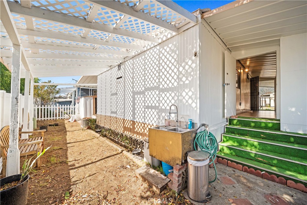 1035 E Huntington