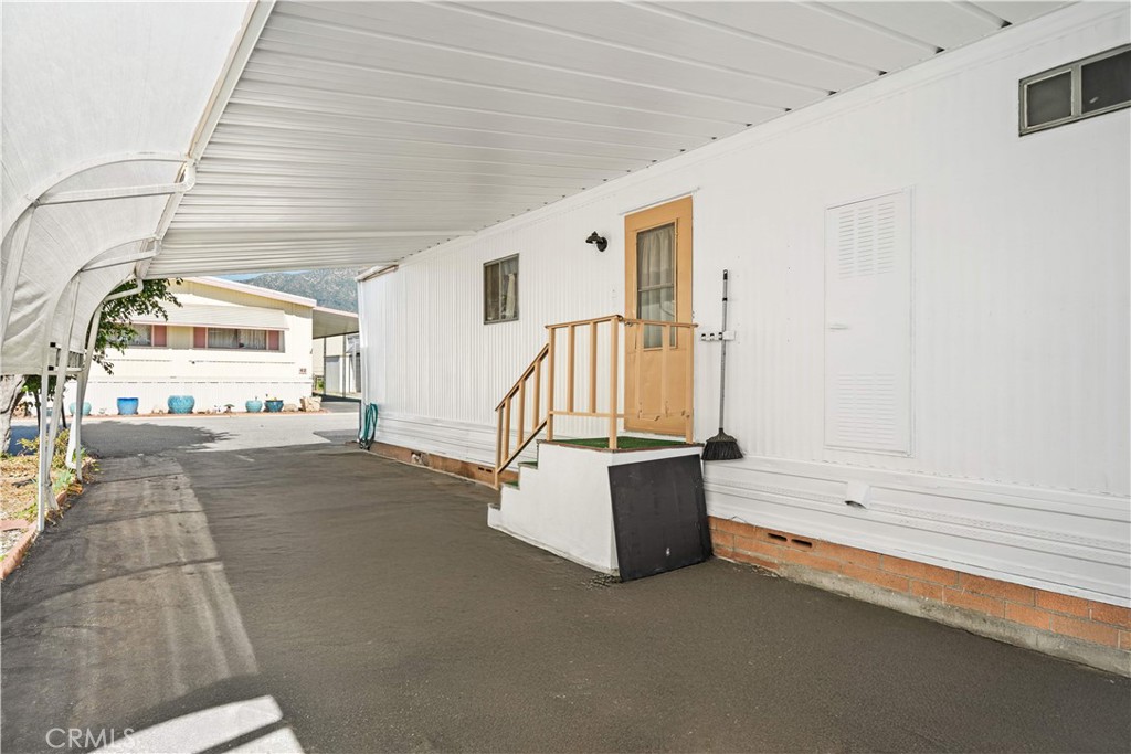 1035 E Huntington