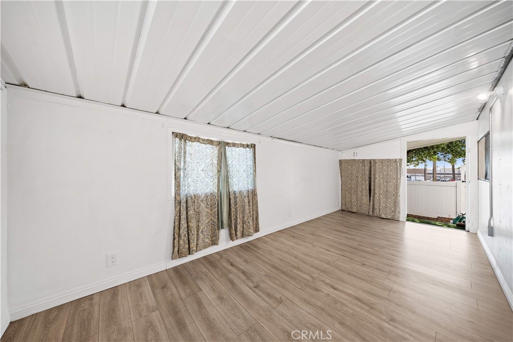 1035 E Huntington