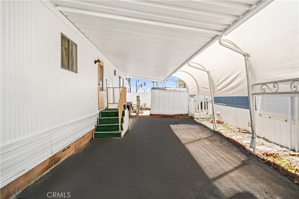 1035 E Huntington