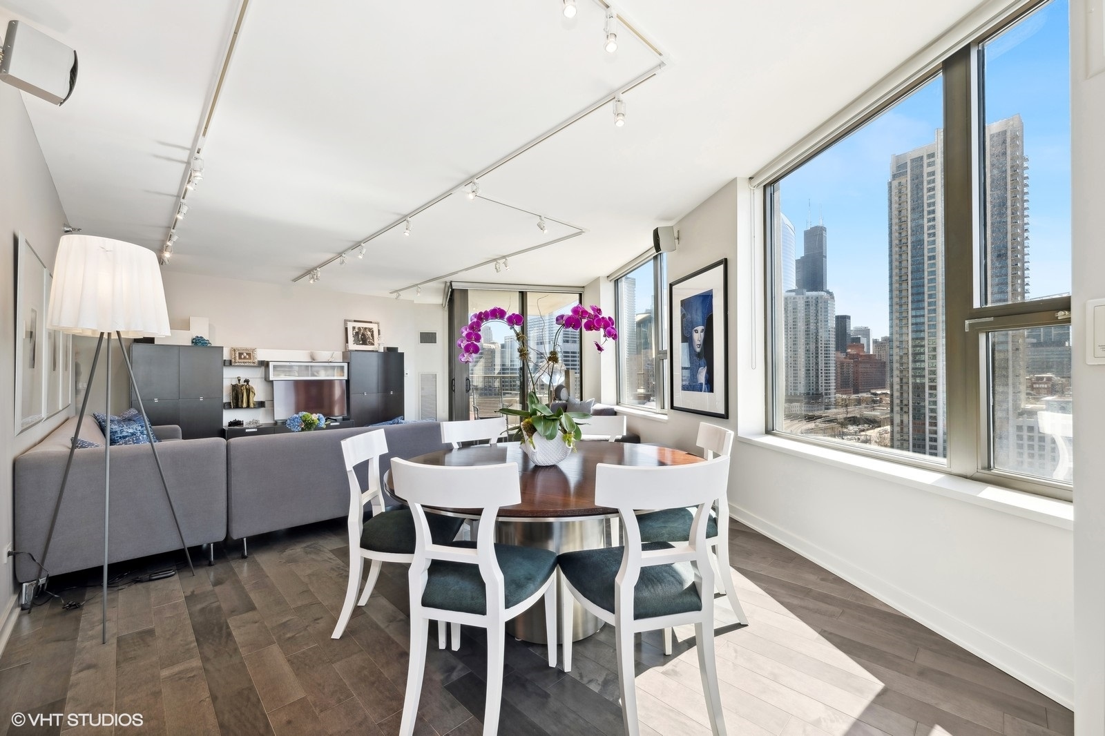 501 N Clinton Street Unit: 1305