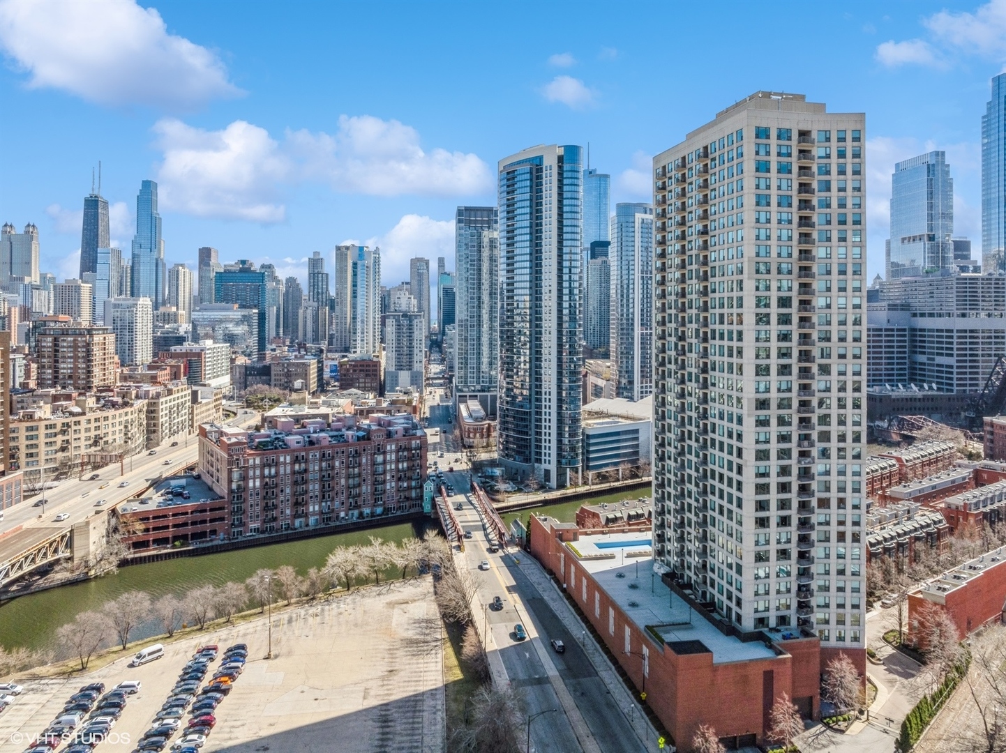 501 N Clinton Street Unit: 1305