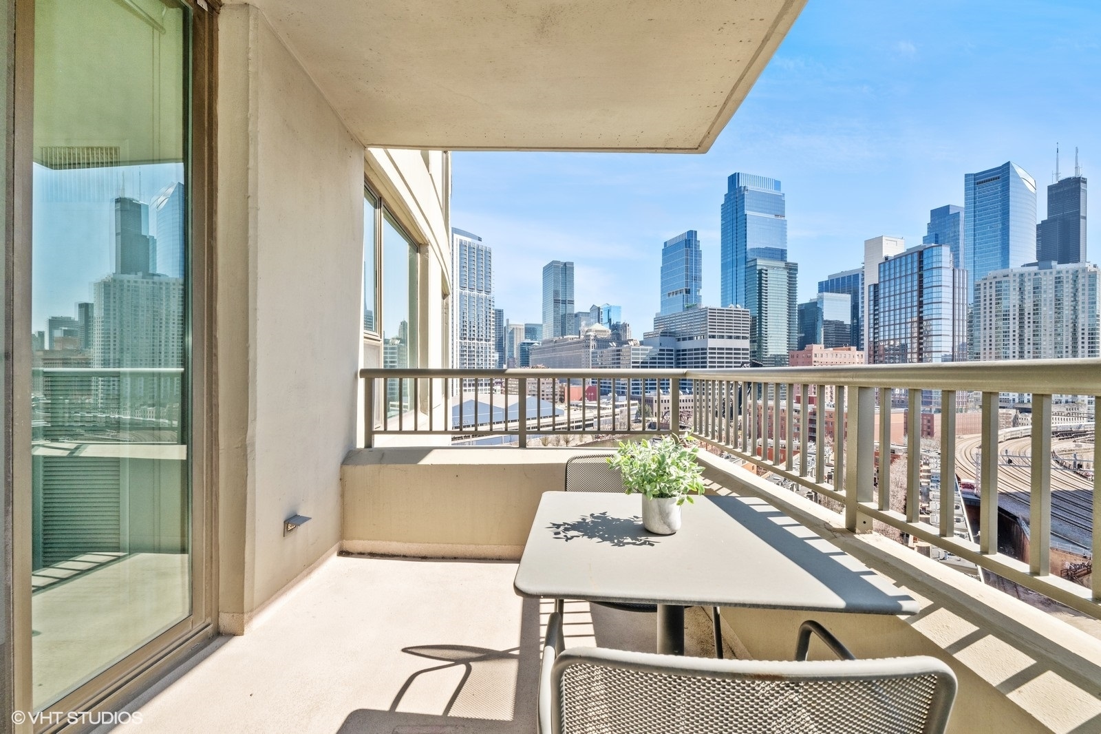 501 N Clinton Street Unit: 1305