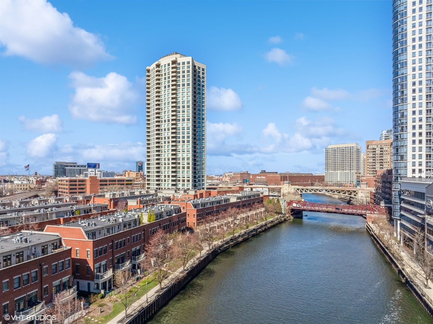 501 N Clinton Street Unit: 1305