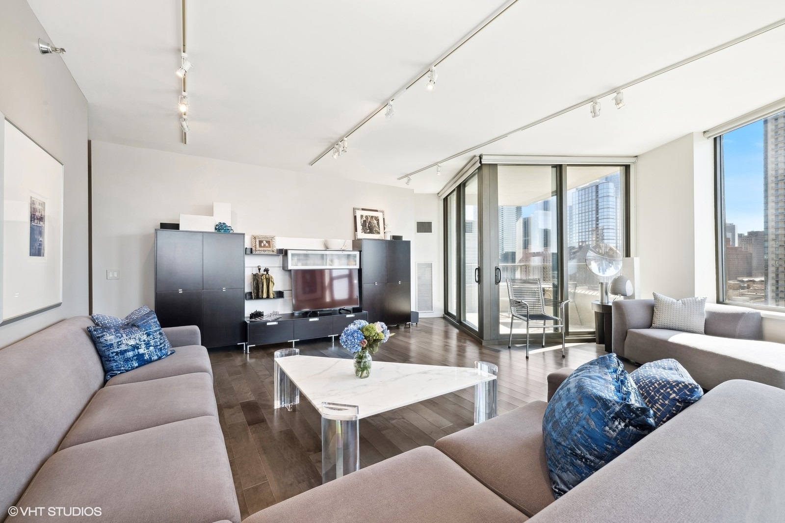 501 N Clinton Street Unit: 1305