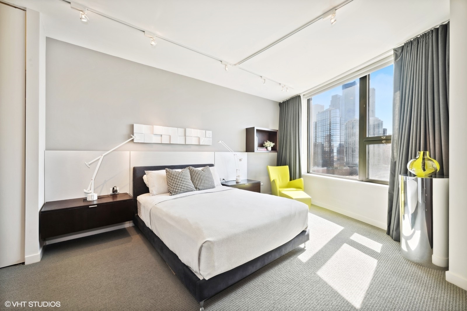 501 N Clinton Street Unit: 1305