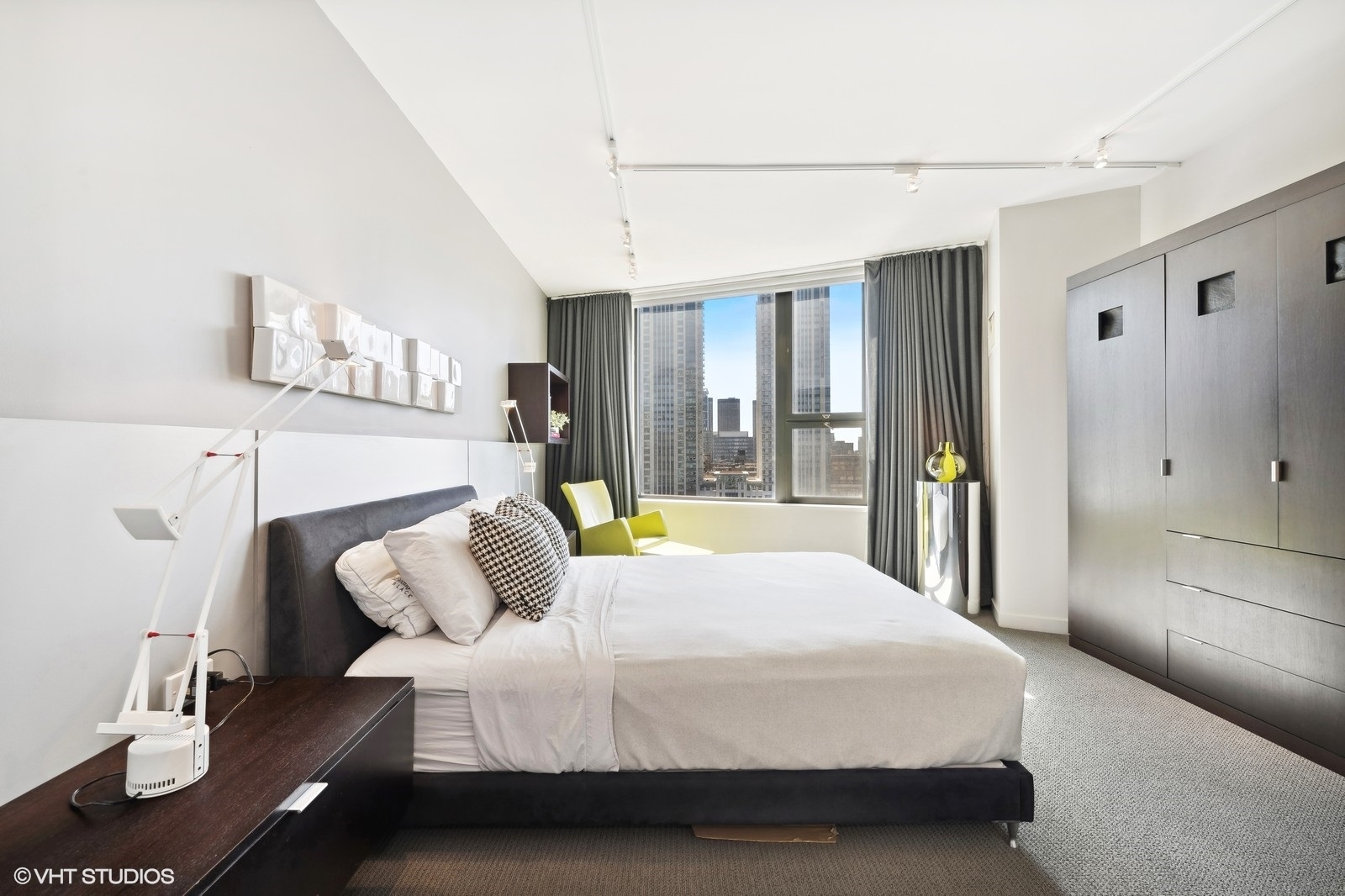 501 N Clinton Street Unit: 1305