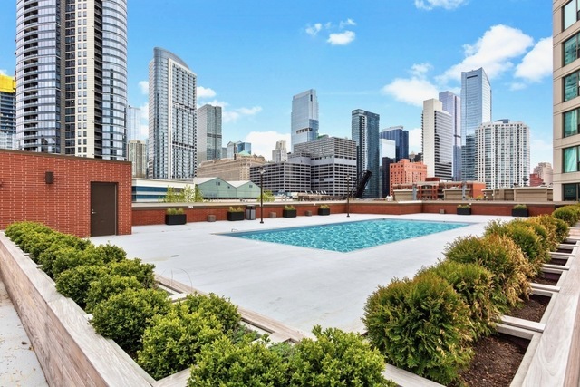 501 N Clinton Street Unit: 1305