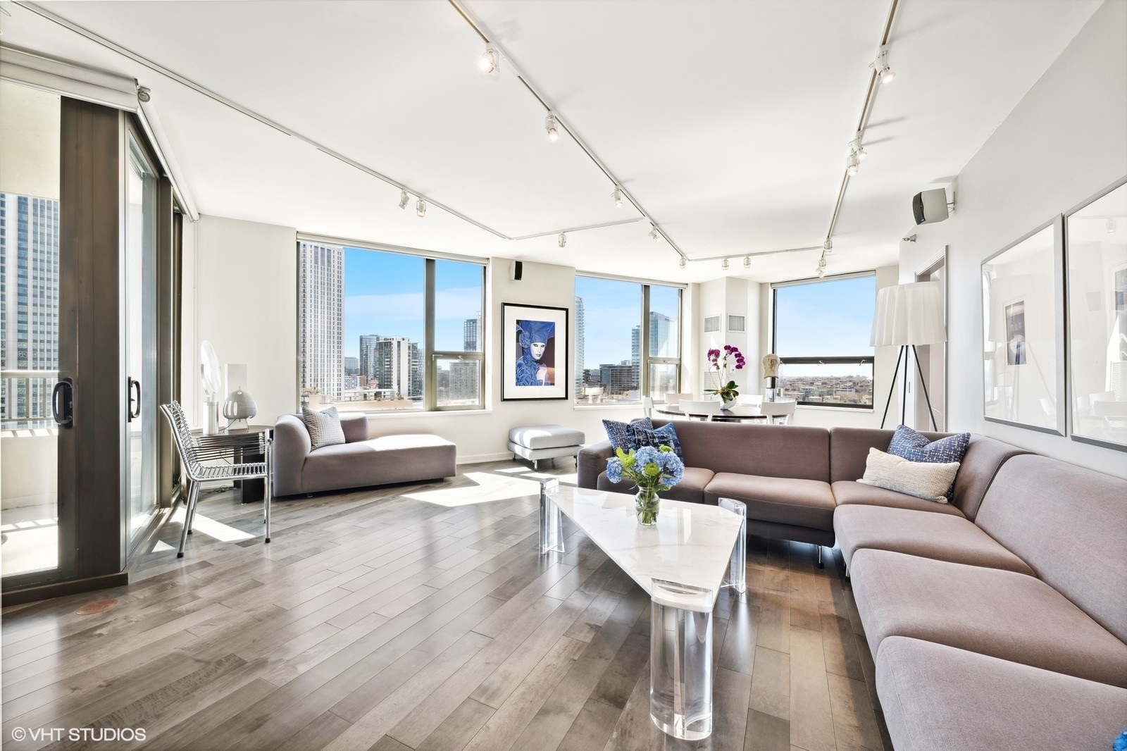 501 N Clinton Street Unit: 1305