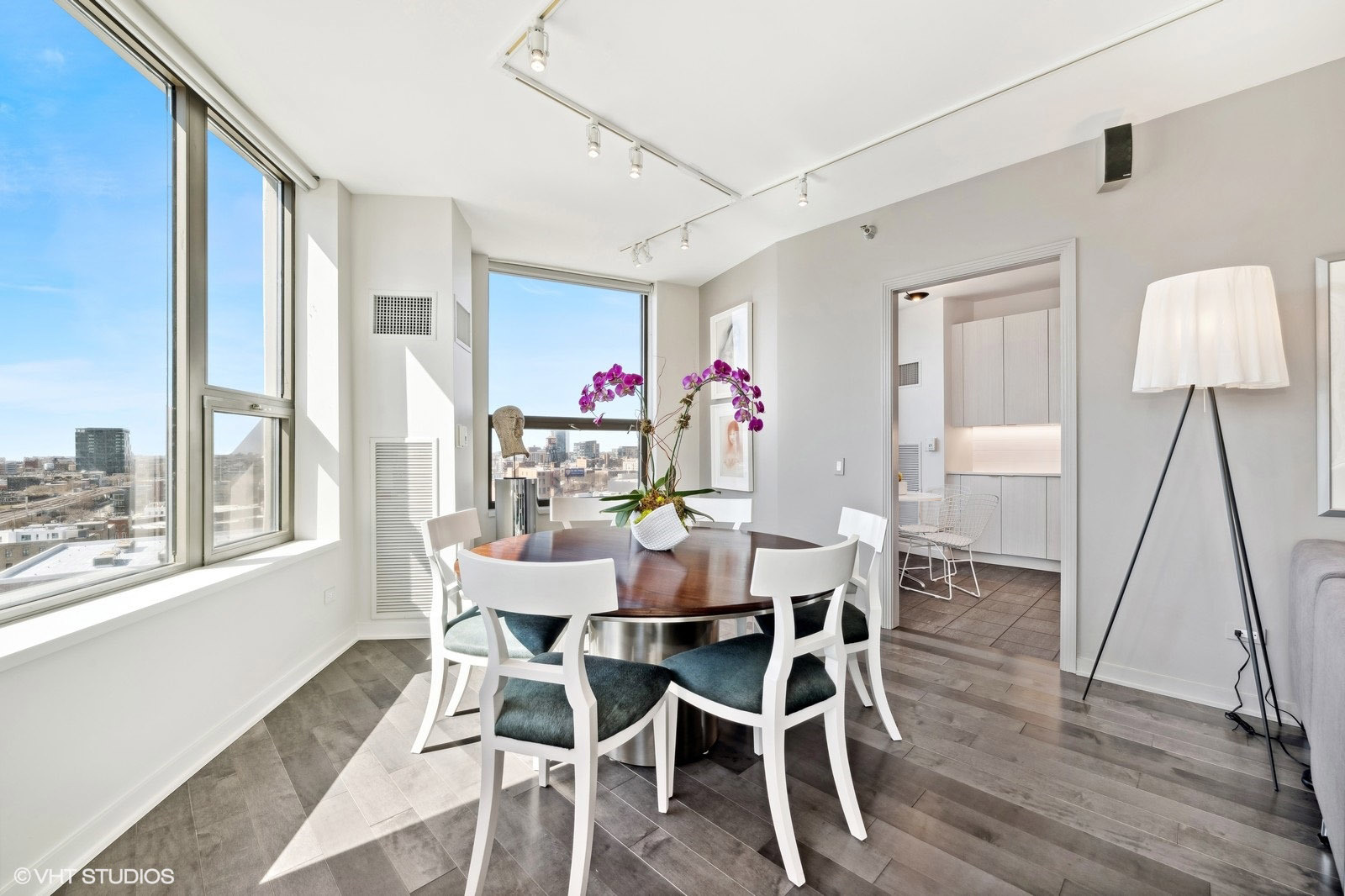 501 N Clinton Street Unit: 1305