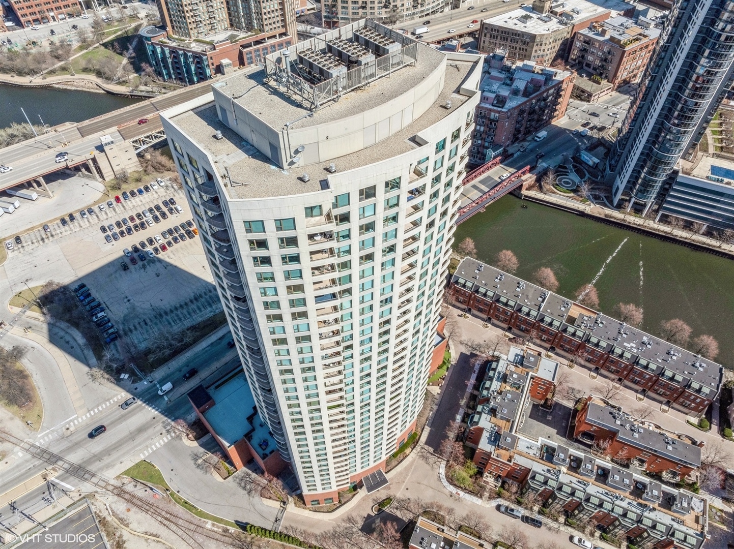 501 N Clinton Street Unit: 1305