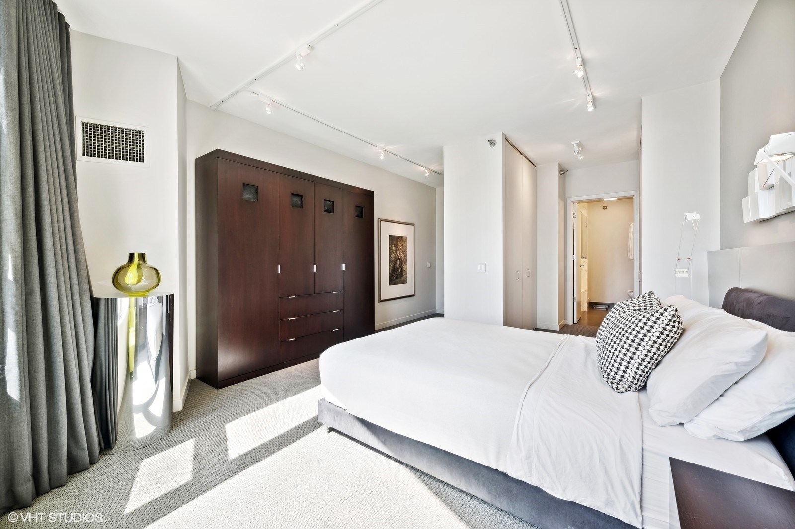 501 N Clinton Street Unit: 1305