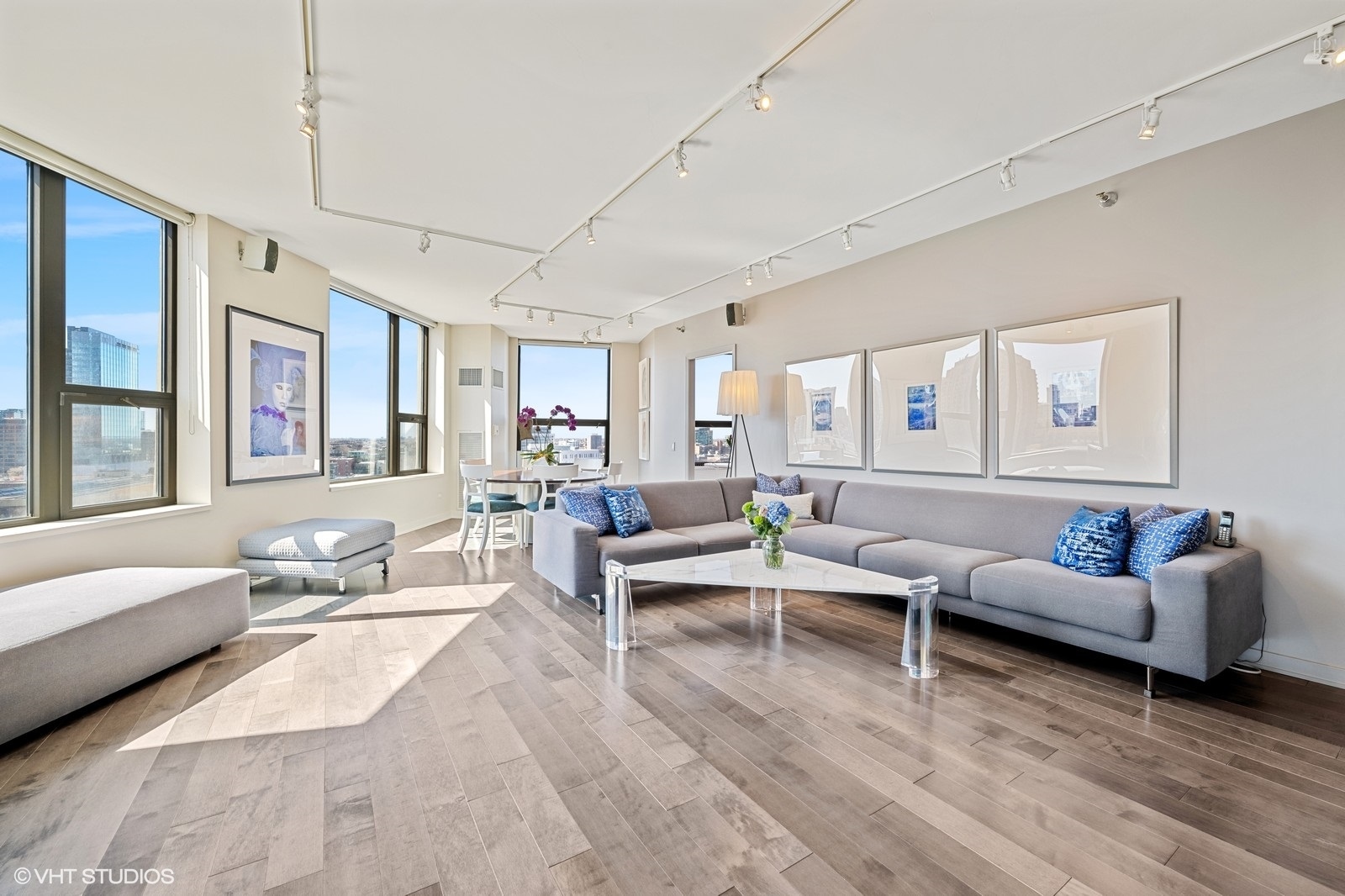 501 N Clinton Street Unit: 1305