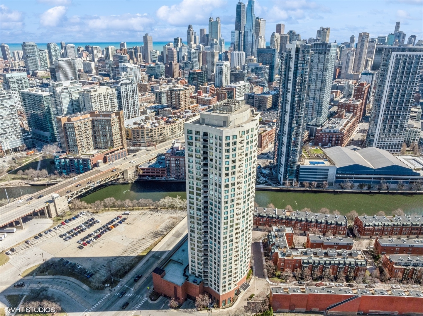 501 N Clinton Street Unit: 1305