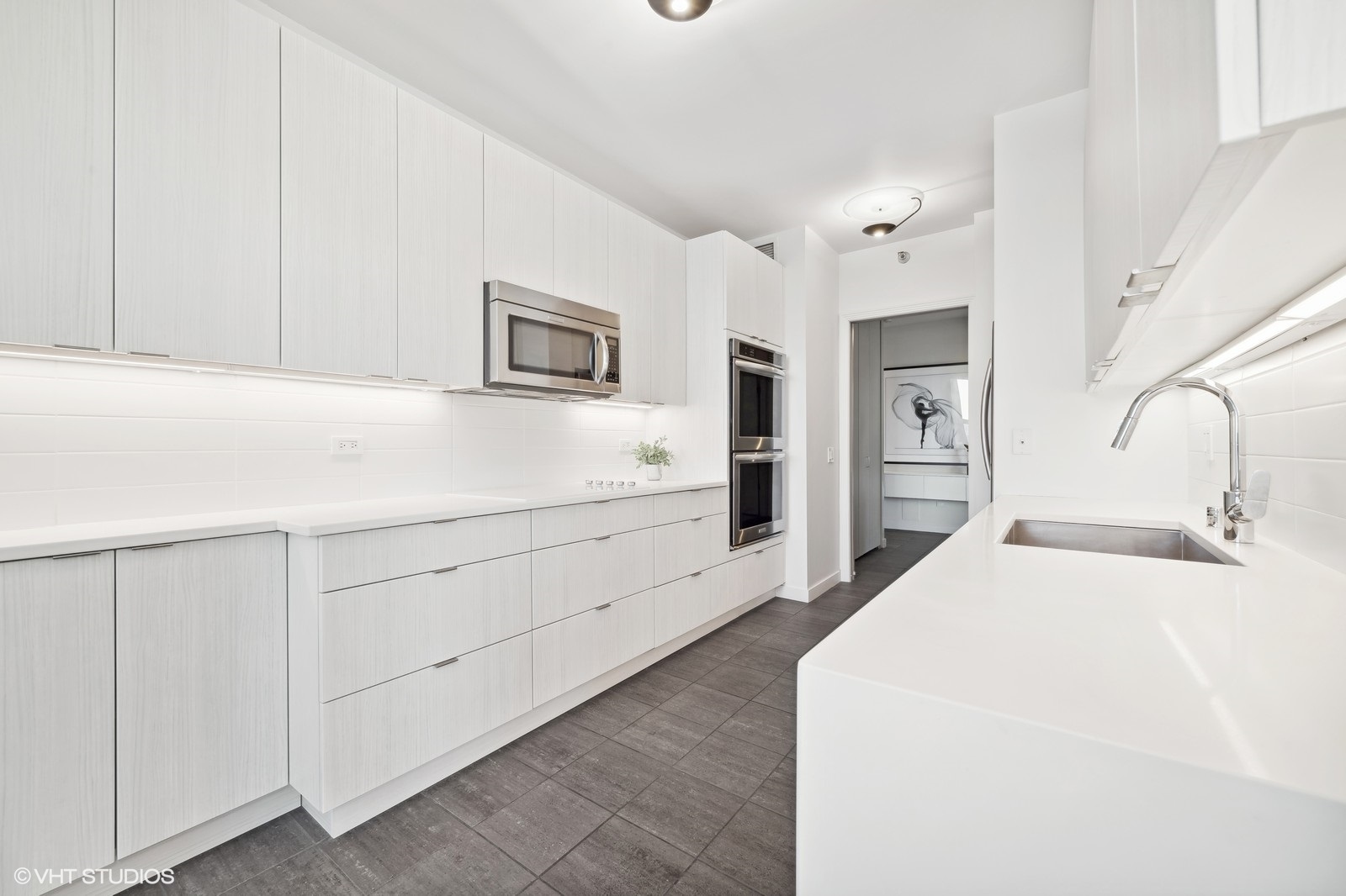 501 N Clinton Street Unit: 1305