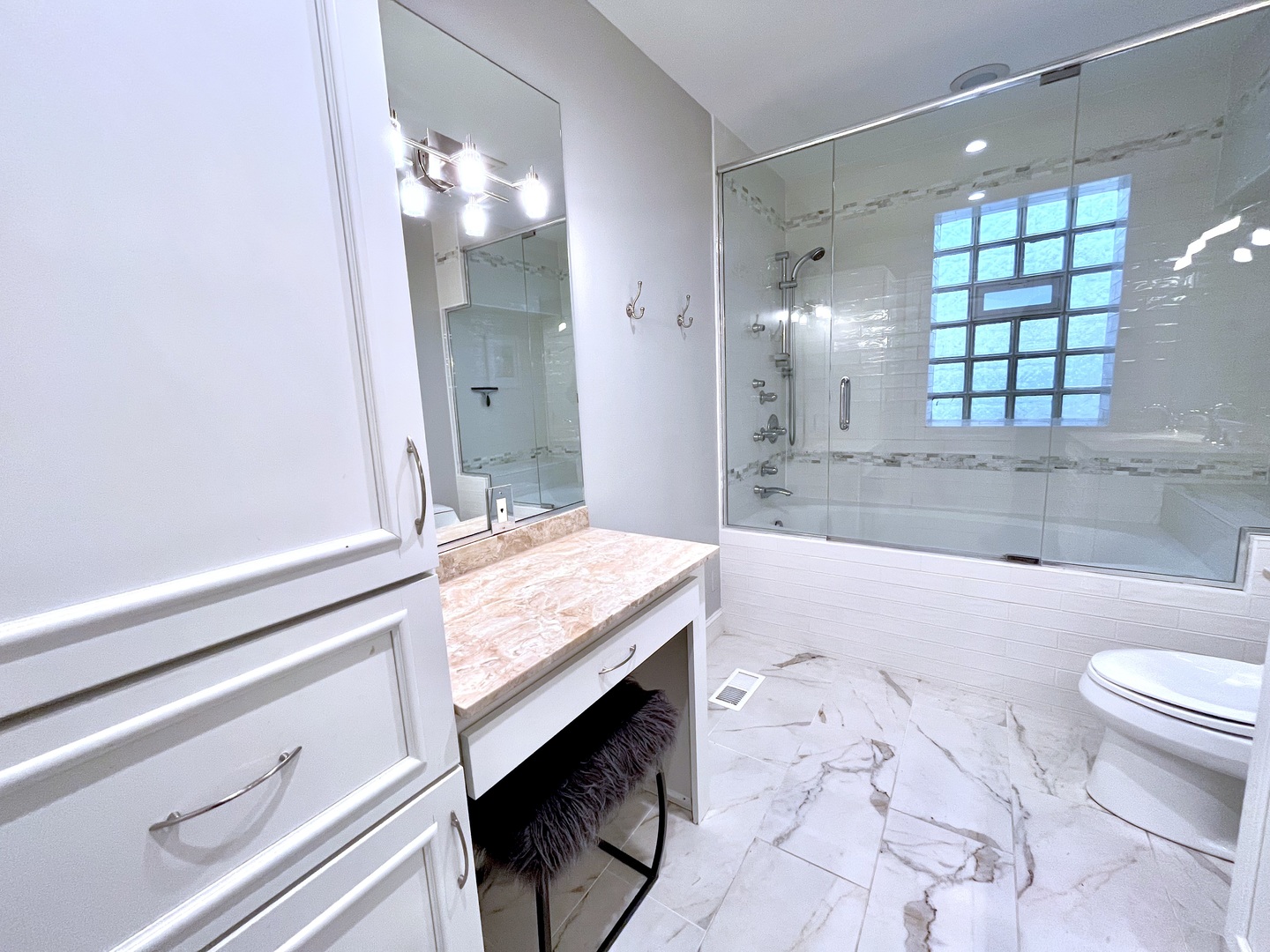 904 W Fletcher Street Unit: 1