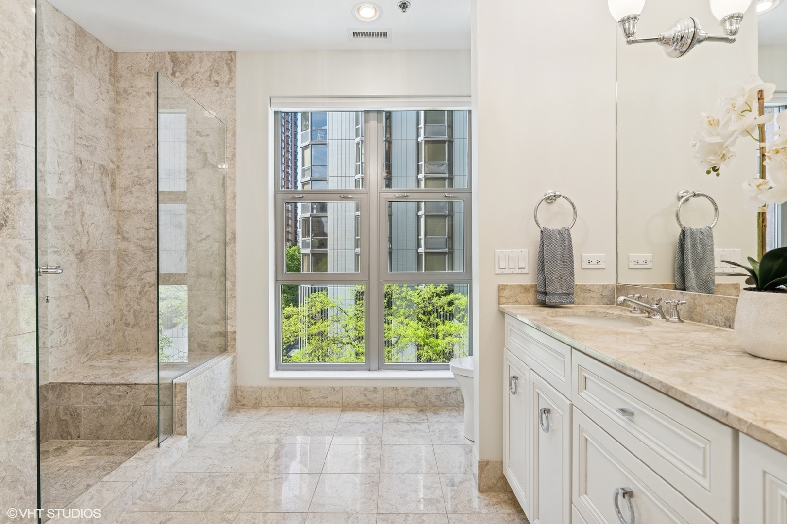 1035 N Dearborn Street Unit: 5W