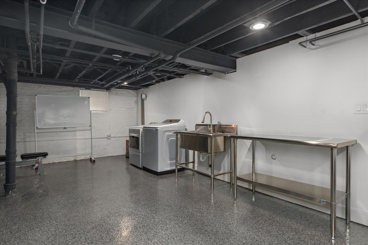 2087 W Greenleaf Avenue