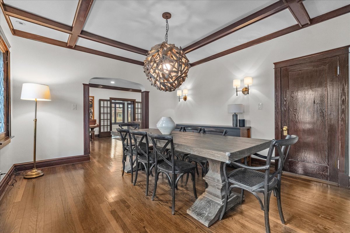 2087 W Greenleaf Avenue