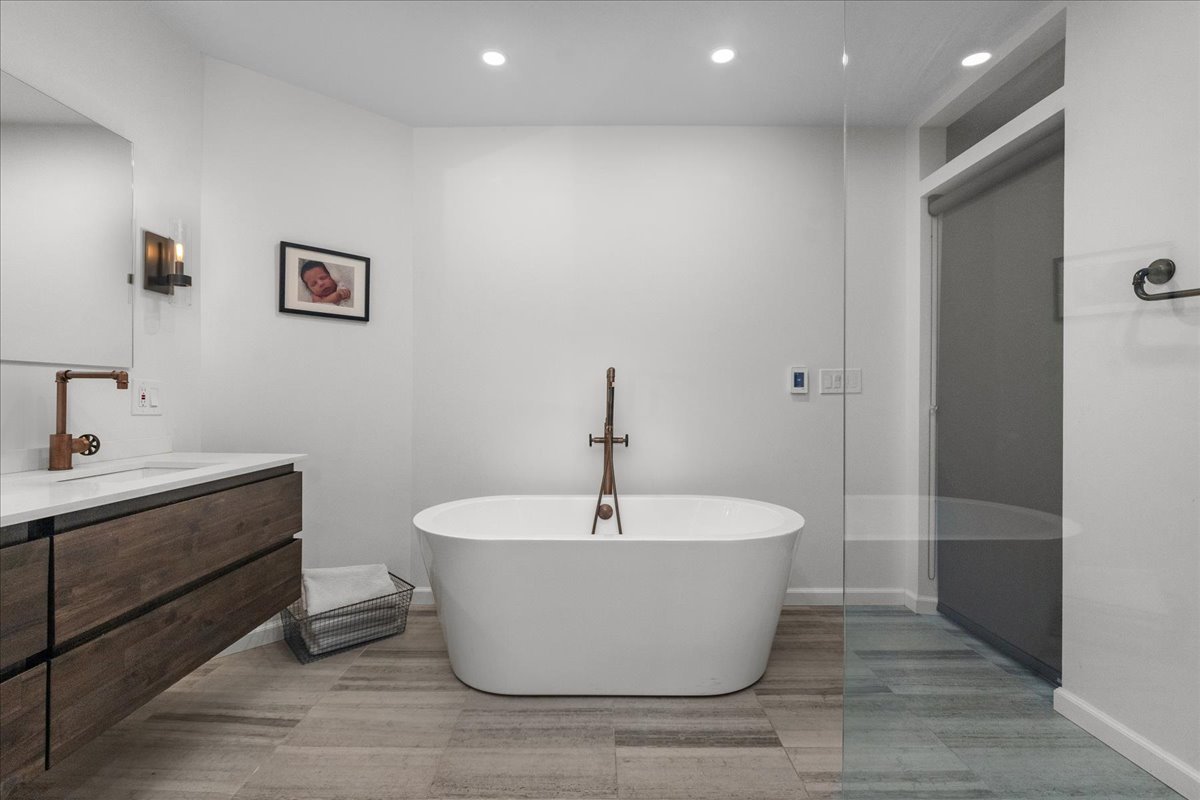 2087 W Greenleaf Avenue