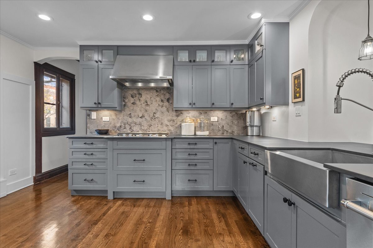 2087 W Greenleaf Avenue