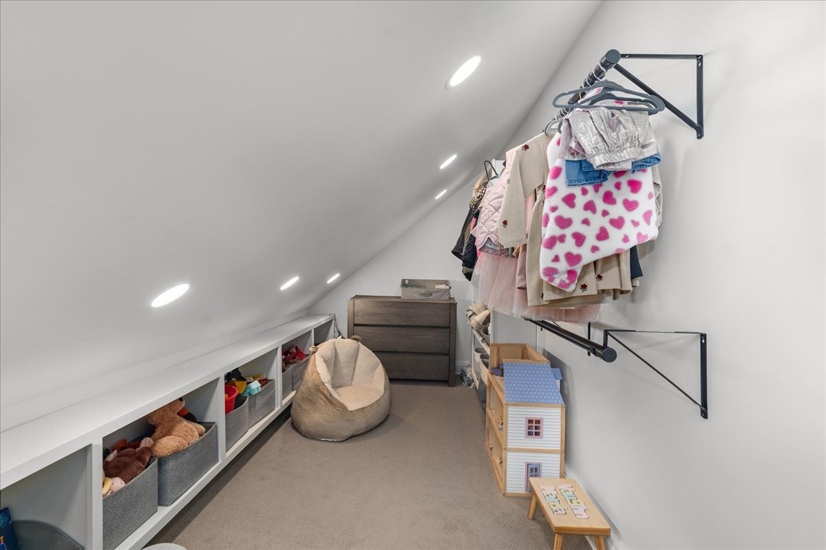 2087 W Greenleaf Avenue