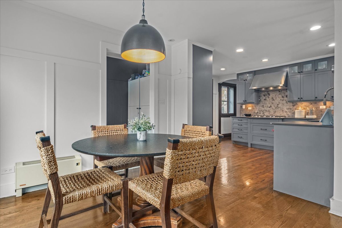 2087 W Greenleaf Avenue