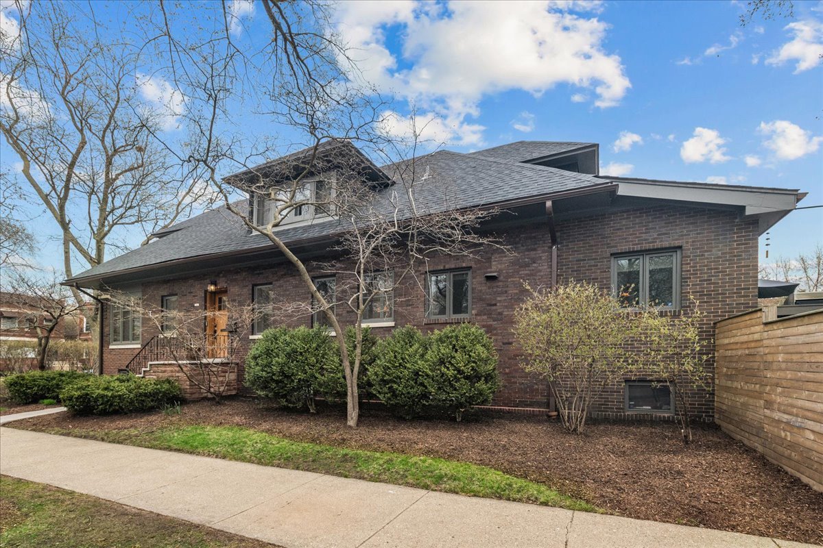 2087 W Greenleaf Avenue