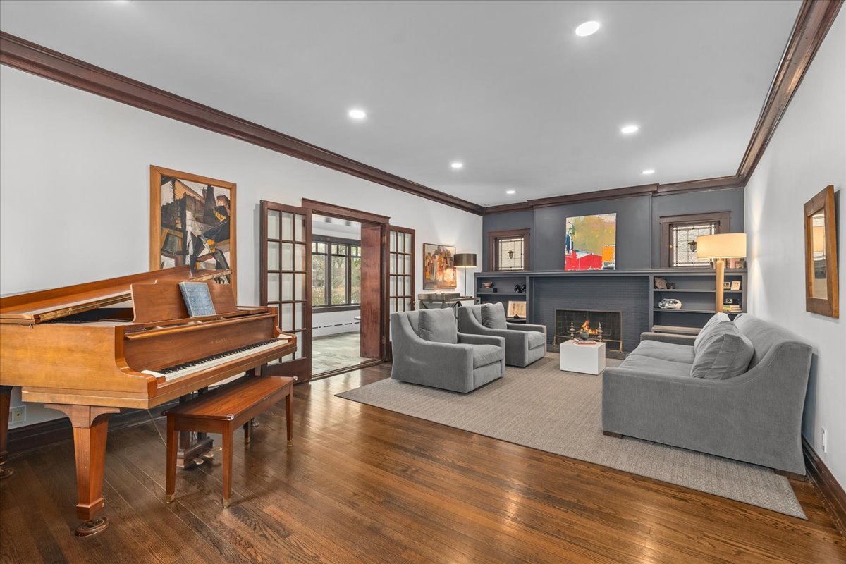 2087 W Greenleaf Avenue