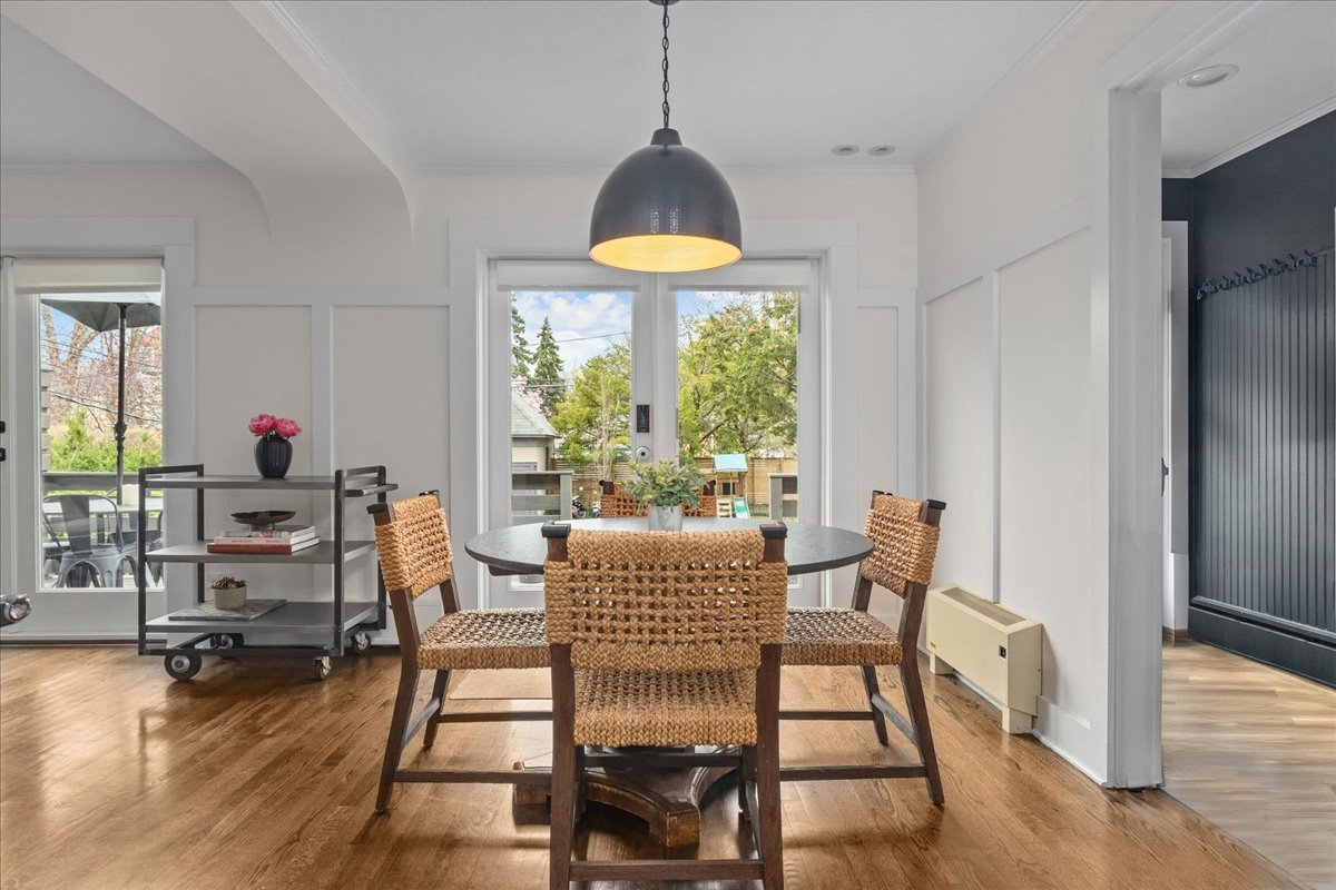 2087 W Greenleaf Avenue