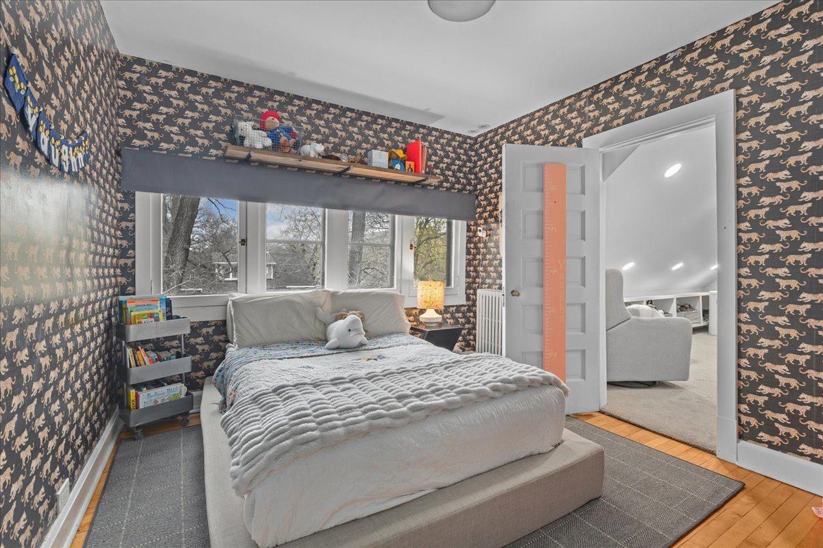 2087 W Greenleaf Avenue