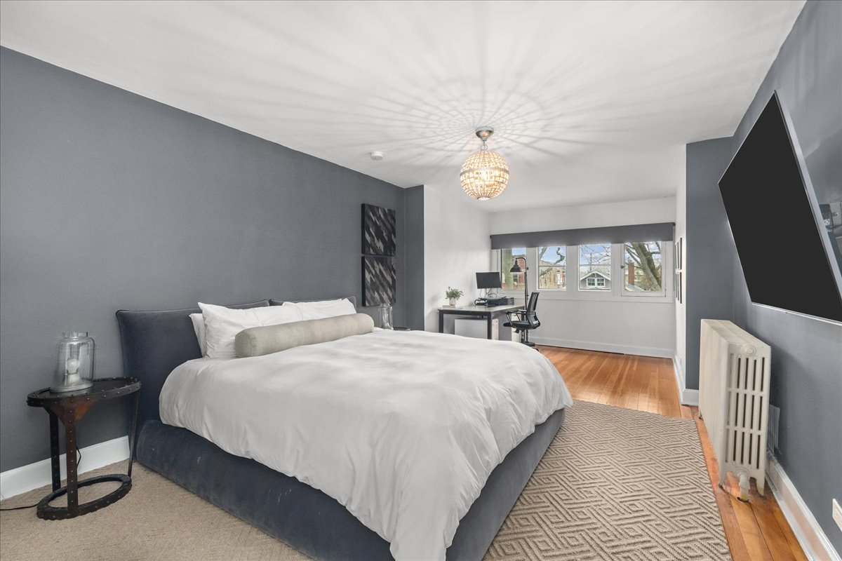 2087 W Greenleaf Avenue