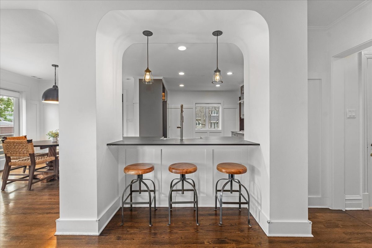 2087 W Greenleaf Avenue