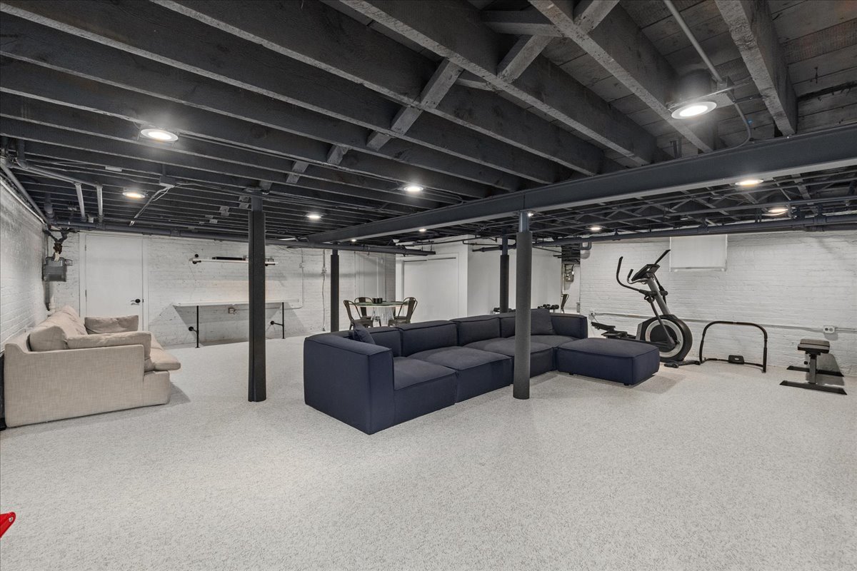 2087 W Greenleaf Avenue